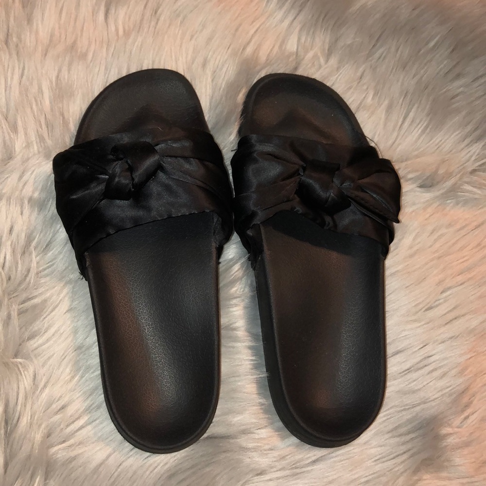 Black Bow Slides